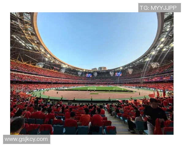 足球阿汤哥的传奇之路：从绿茵场到银幕的精彩人生